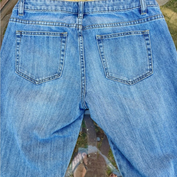 Frayed Hem Capri Jeans - Picture 3 of 8